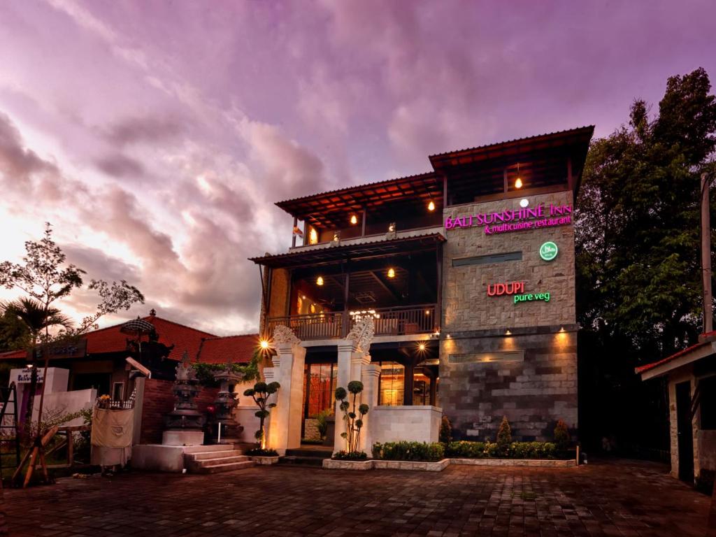 un edificio con un cartello sul lato di Bali Sunshine Inn Nusa Dua by Nakula a Nusa Dua