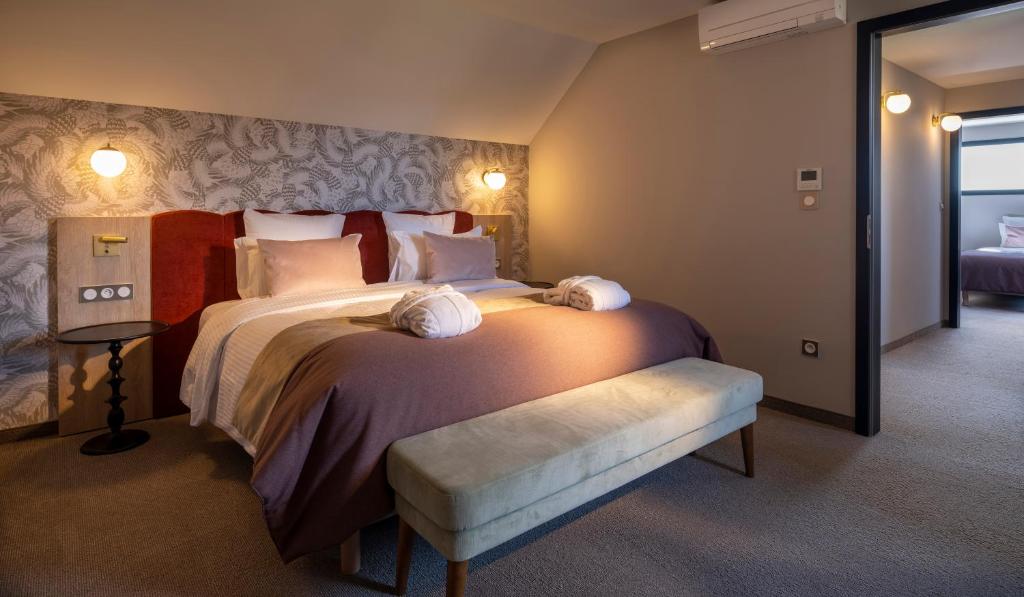 Postel nebo postele na pokoji v ubytování James Vignoble Hôtel, Eguisheim