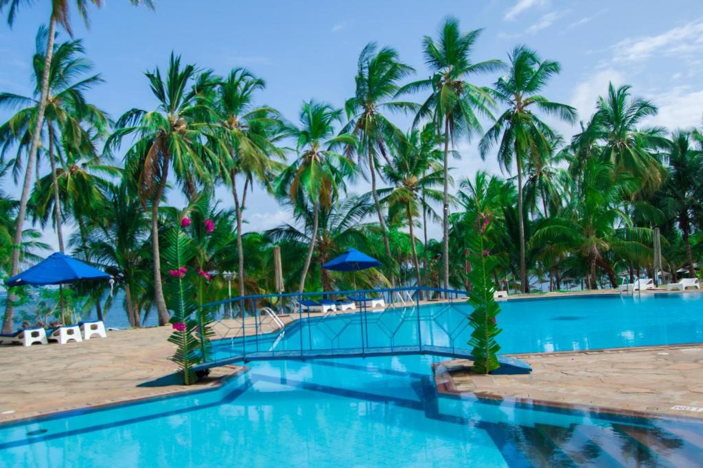 Bazén v ubytování Mombasa Continental Resort nebo v jeho okolí