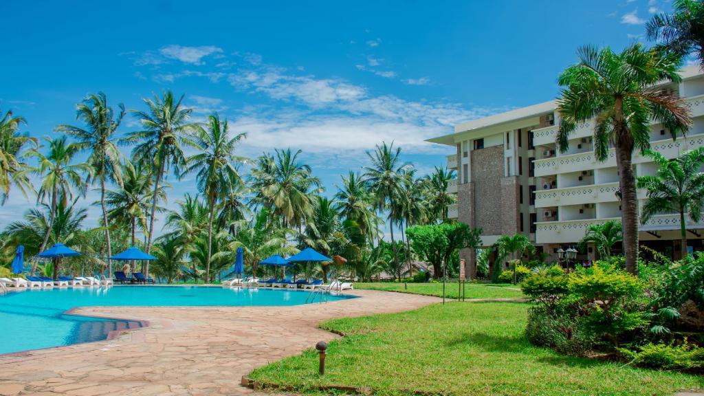 Bazén v ubytování Mombasa Continental Resort nebo v jeho okolí