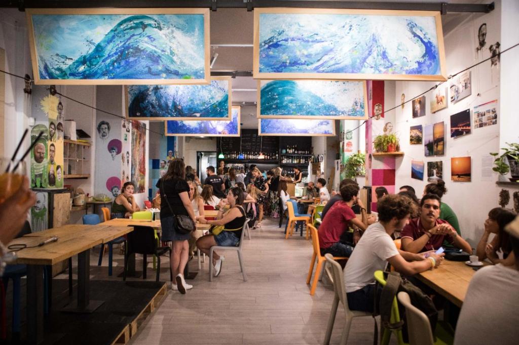 tłum ludzi siedzących przy stolikach w restauracji w obiekcie Sopramoltivolti w mieście Palermo