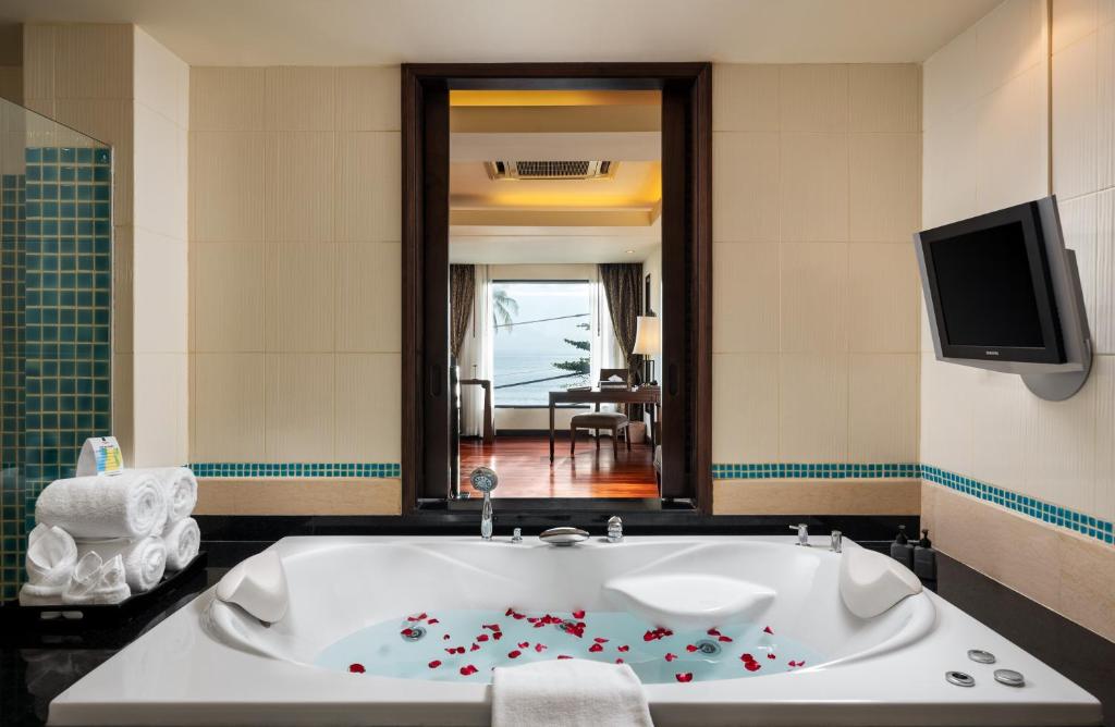TV a/nebo společenská místnost v ubytování Patong Paragon Resort & Spa SHA Extra Plus