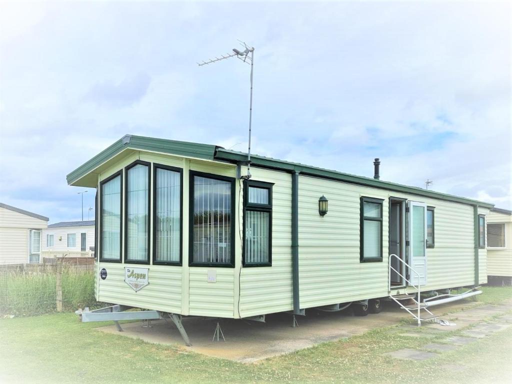 Caravan North Wales - Lyons Robin Hood Holiday Park - Housity