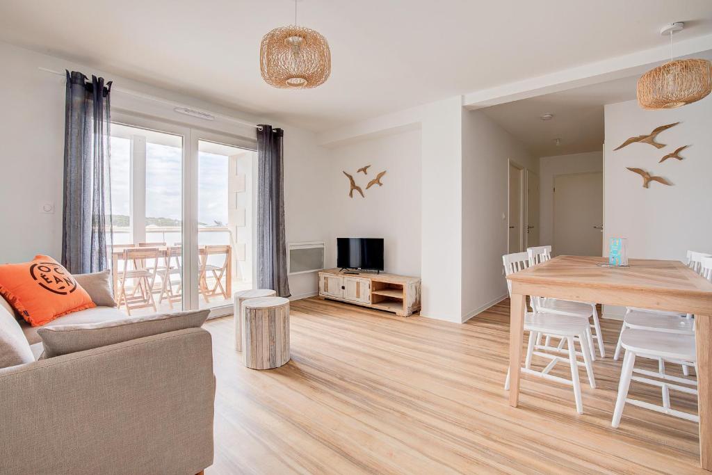un salon avec un canapé et une table dans l'établissement À 600m de la plage, bel appartement pour 6, à Lacanau