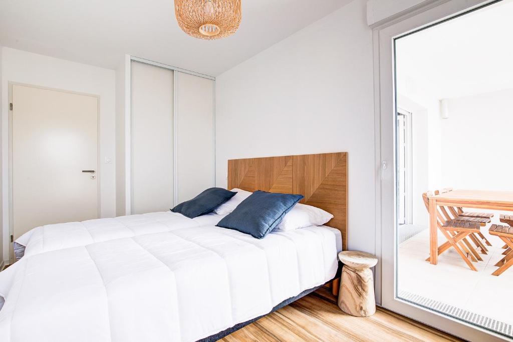 Una cama o camas en una habitaci&oacute;n de Sejournez a Lacanau Ocean dans ce magnifique appartement pour six personnes