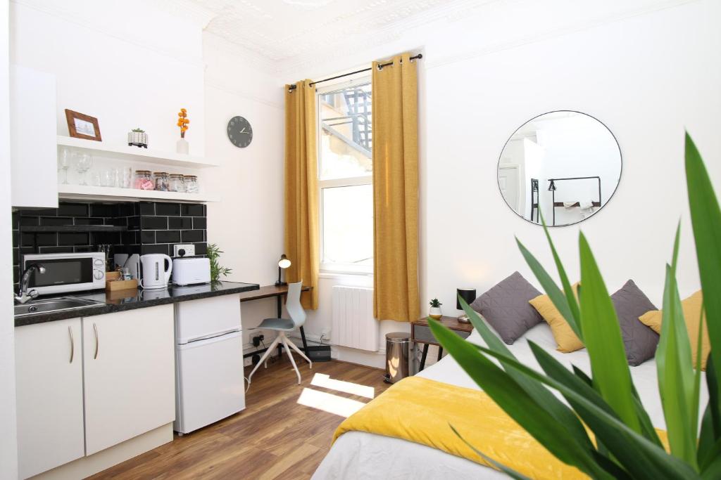 Big Value Bedsit - Fast Wifi & Free Local Parking By Property Promise