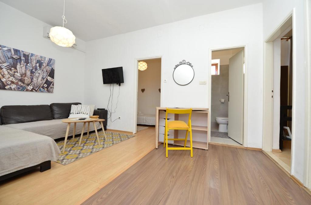Televízia a/alebo spoločenská miestnosť v ubytovaní Apartman Perović