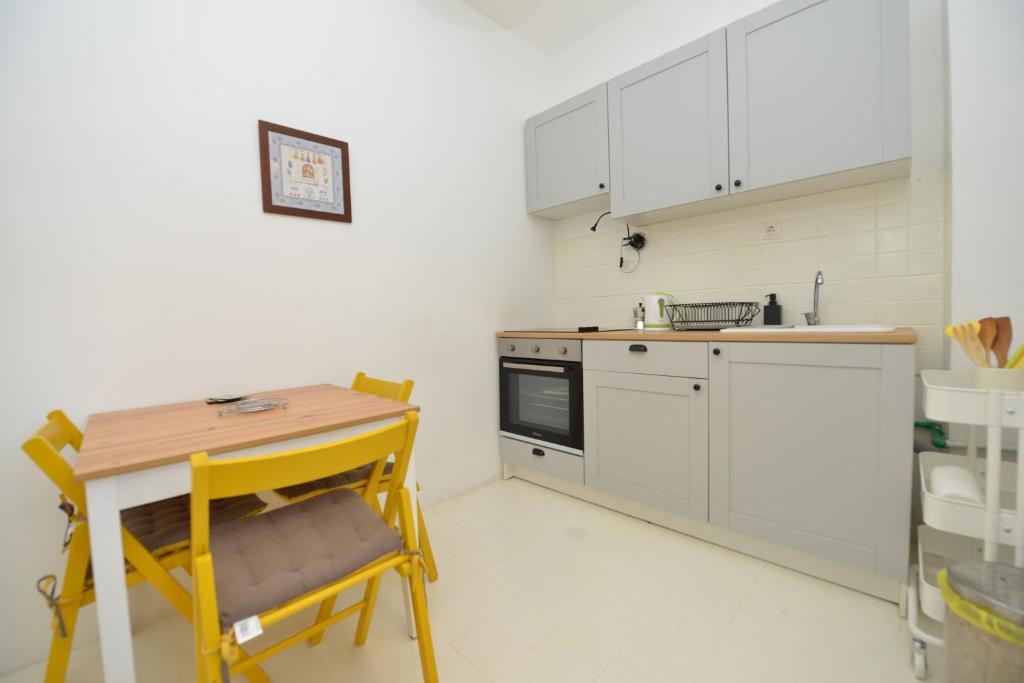 Kuchyňa alebo kuchynka v ubytovaní Apartman Perović