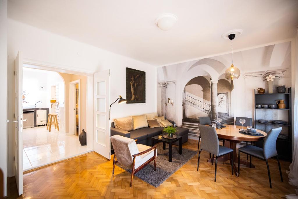 - un salon avec une table et un canapé dans l'établissement Apartman Klara Zadar - Jazine, à Zadar