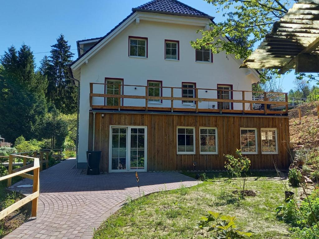 uma casa grande com uma varanda em cima em Alte Mühle em Holzminden