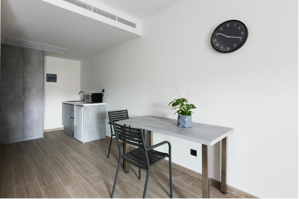 12 Reasons Why Metaxourgeio - Resim 43