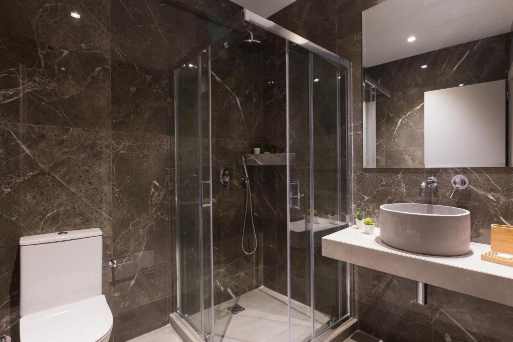A bathroom at 12 Reasons Why Metaxourgeio