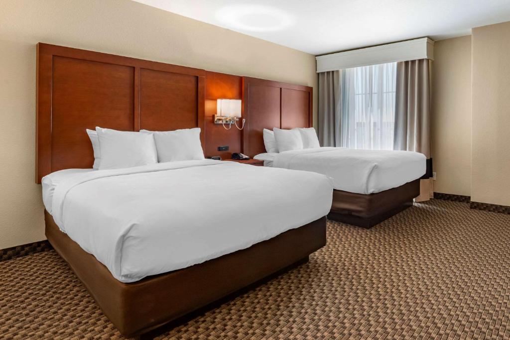 Llit o llits en una habitació de Comfort Suites Broomfield-Boulder-Interlocken