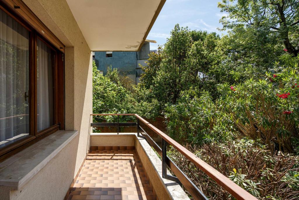 eine Treppe, die auf einen Balkon mit Bäumen führt in der Unterkunft Appartamento Calmo 1SX in Lido di Venezia