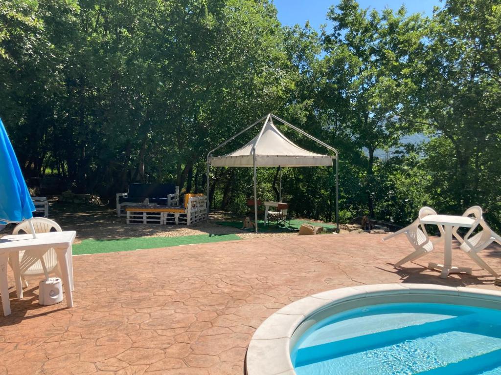 Basen w obiekcie Villa Gioia relax immersi nel verde lub w pobliżu