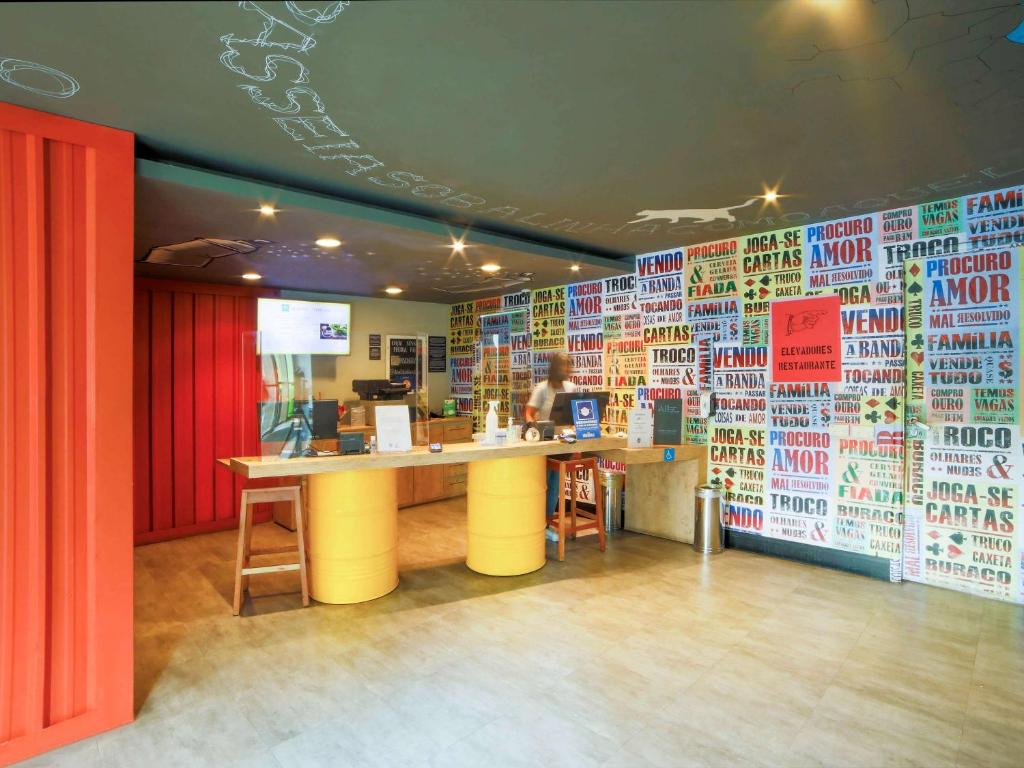 um restaurante com uma parede coberta de cartazes em ibis Styles SP Faria Lima em São Paulo