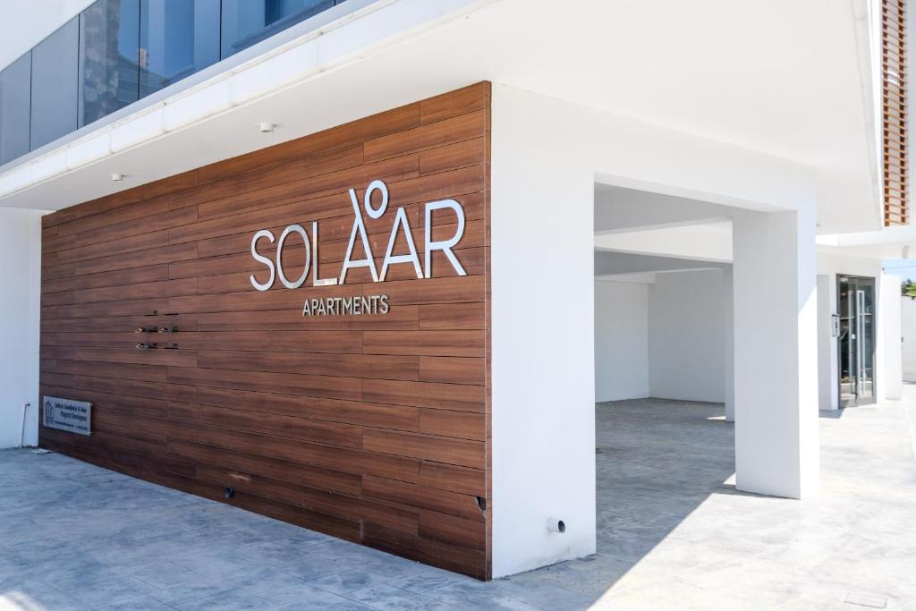 une porte de garage en bois avec le mot «saar» dans l'établissement Solaar Apartments st Lazarous, à Larnaka