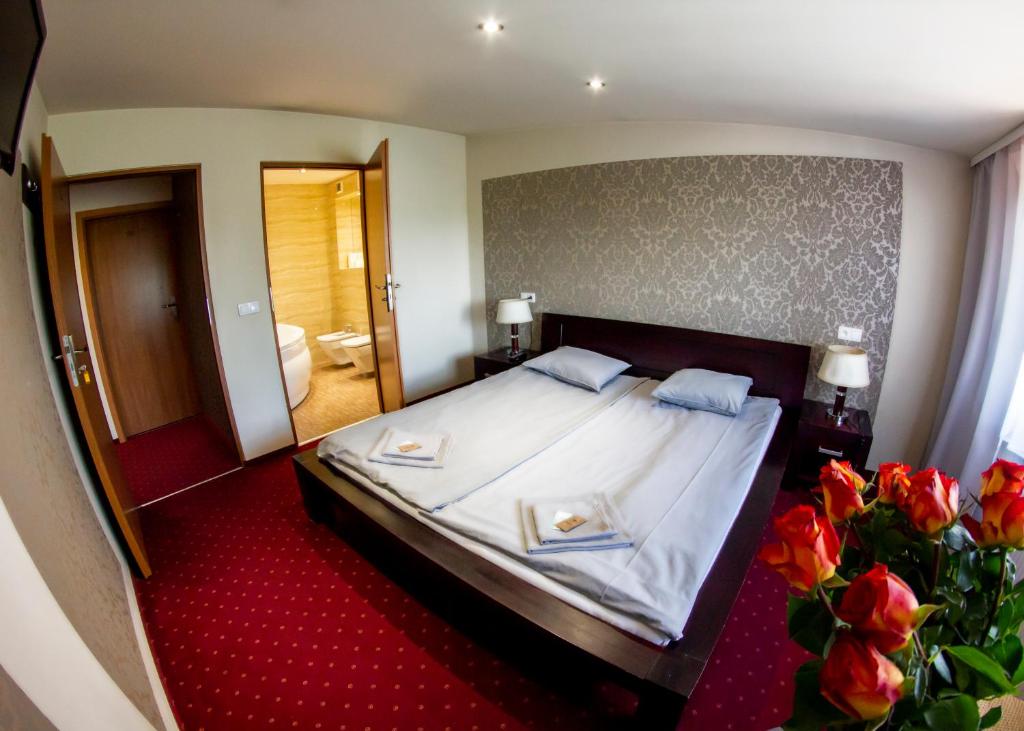 una camera da letto con un letto e due asciugamani di Kamionki a Sosnowiec