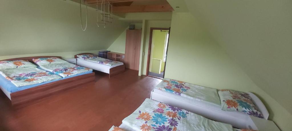Postel nebo postele na pokoji v ubytování Chata u rybníka