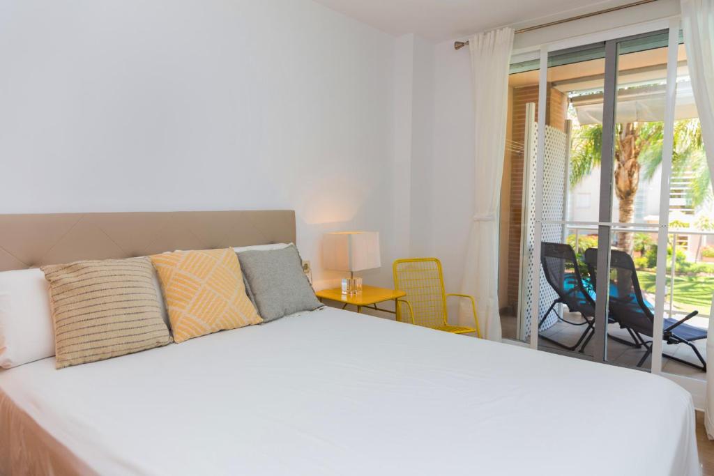 Postel nebo postele na pokoji v ubytování Golden Gardens Saudade Apartment Javea Arenal by Rock Rentals