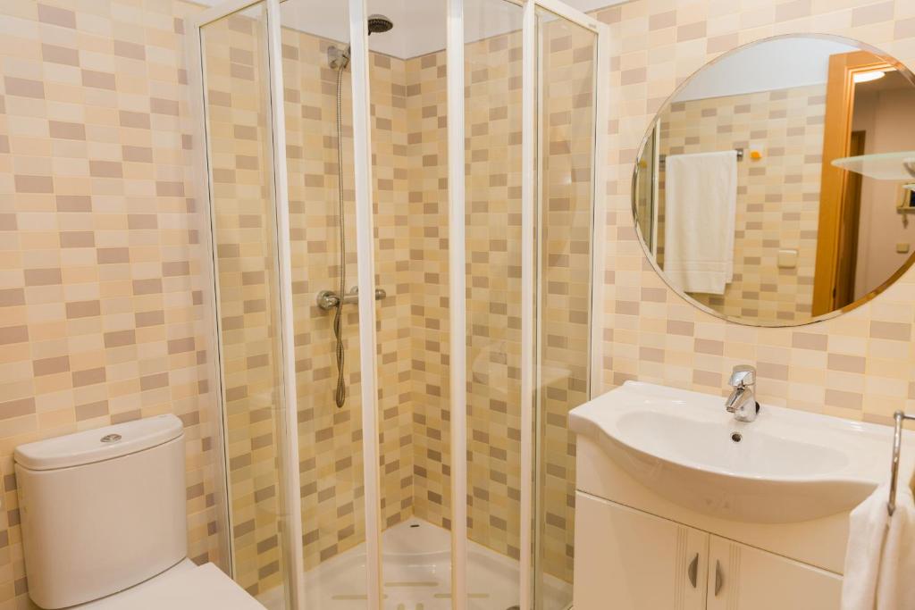Koupelna v ubytování Golden Gardens Saudade Apartment Javea Arenal by Rock Rentals