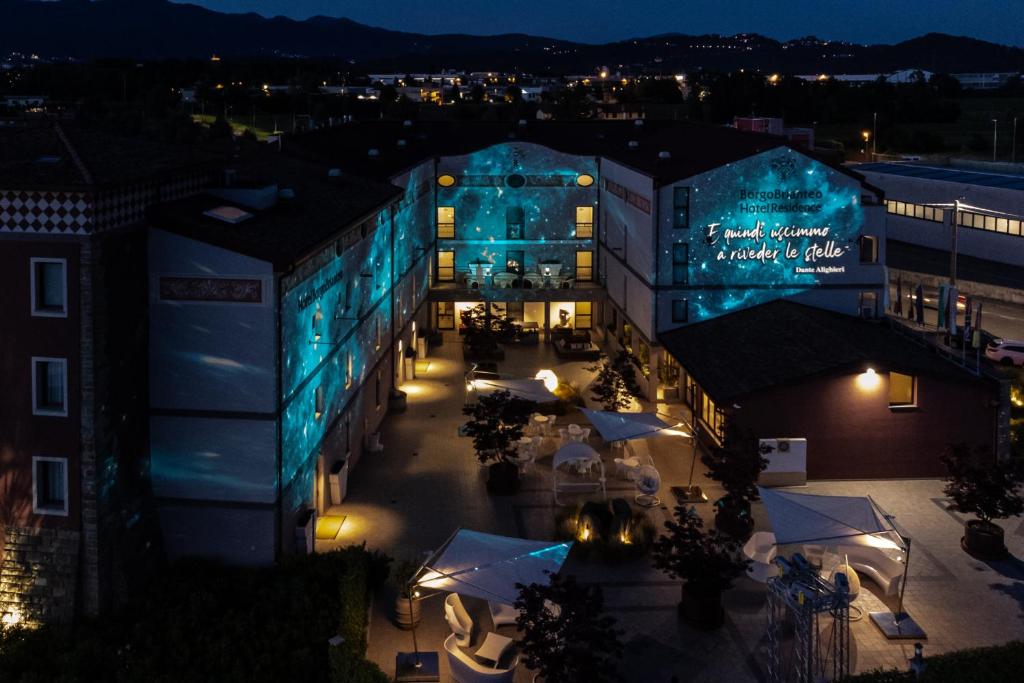 Nespecifikovaný výhled na hory nebo výhled na hory při pohledu z hotelu