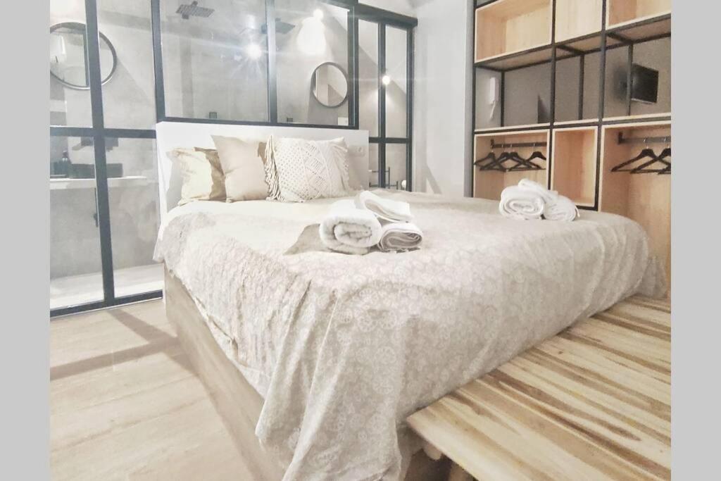 Postel nebo postele na pokoji v ubytování SUITEUMBRIA, diseño y relax en la playa!