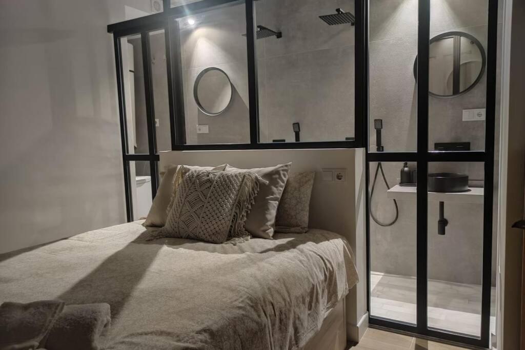 Postel nebo postele na pokoji v ubytování SUITEUMBRIA, diseño y relax en la playa!