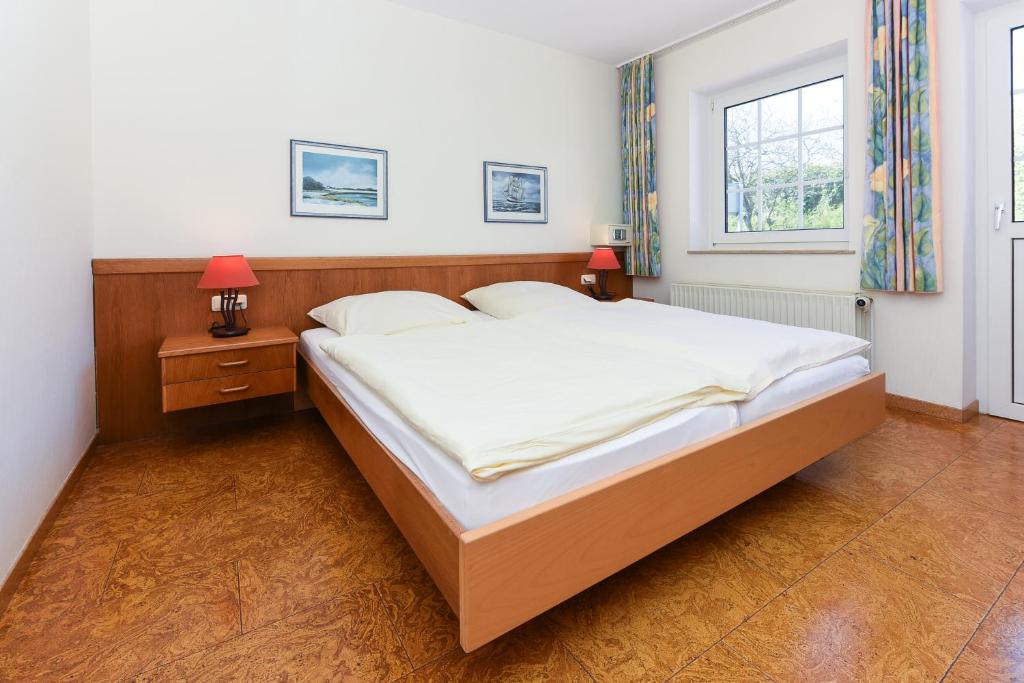 Postel nebo postele na pokoji v ubytování Hotel-Pension Störtebeker