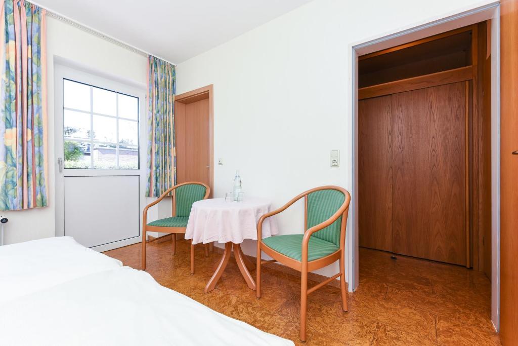 Postel nebo postele na pokoji v ubytování Hotel-Pension Störtebeker