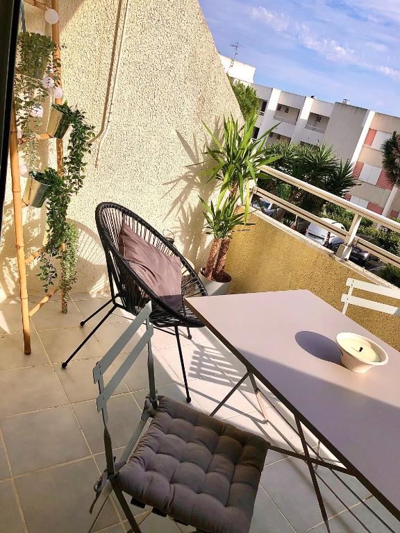 - un balcon avec une table et une chaise dans l'établissement L’IODE MARINE, à La Ciotat