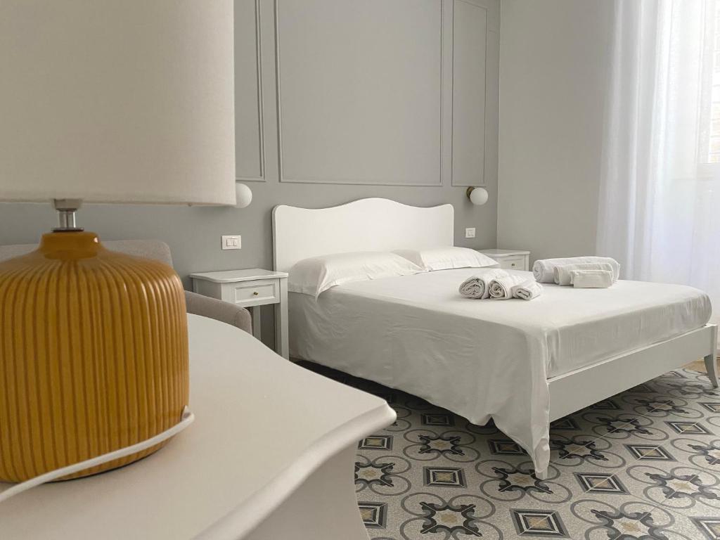 een slaapkamer met 2 bedden en handdoeken bij Domina Living Apartments - Presepe in Bisceglie