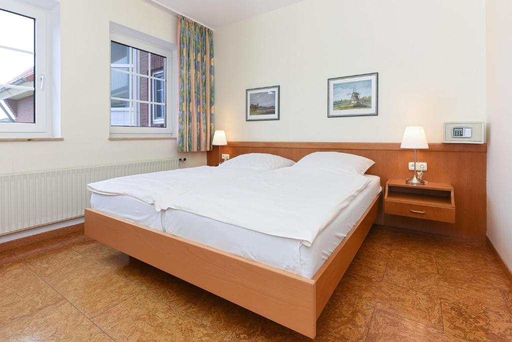 Postel nebo postele na pokoji v ubytování Hotel-Pension Störtebeker
