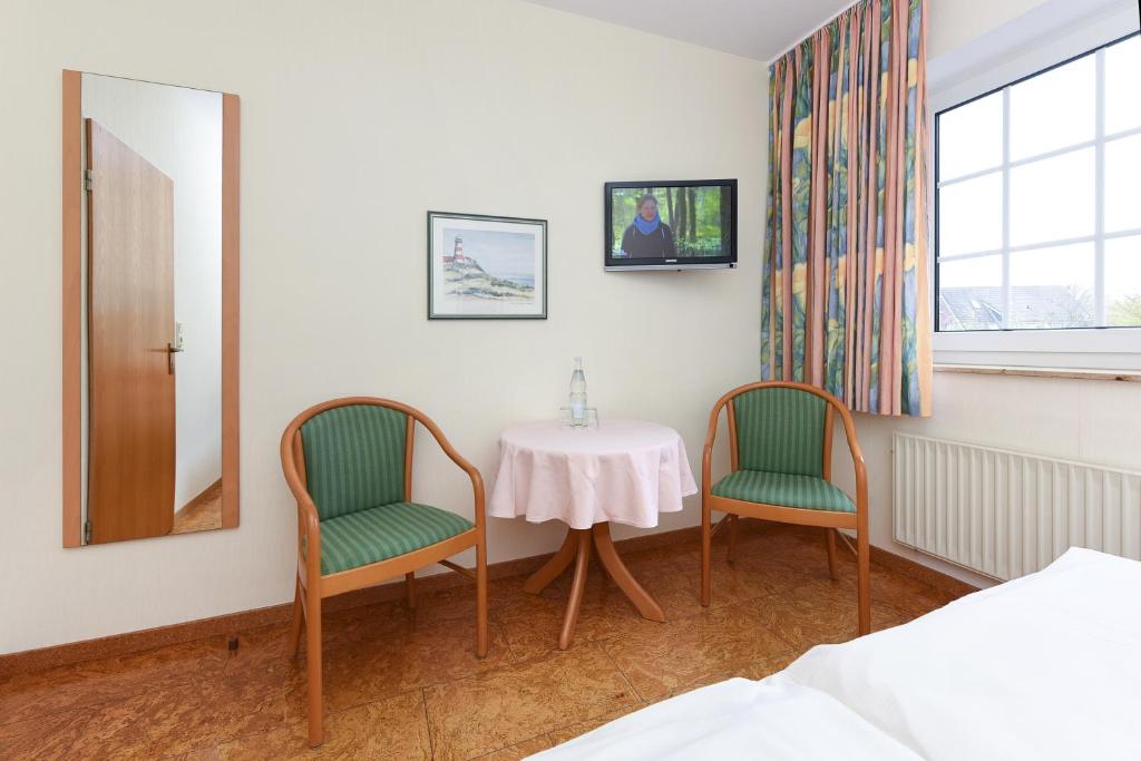 Postel nebo postele na pokoji v ubytování Hotel-Pension Störtebeker