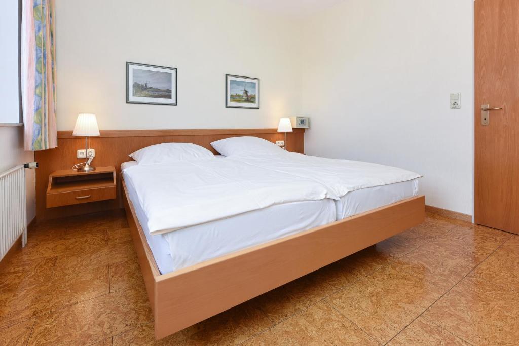 Postel nebo postele na pokoji v ubytování Hotel-Pension Störtebeker