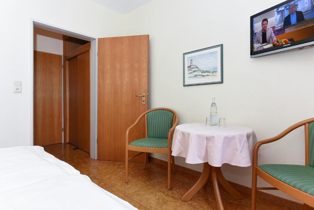 TV a/nebo společenská místnost v ubytování Hotel-Pension Störtebeker