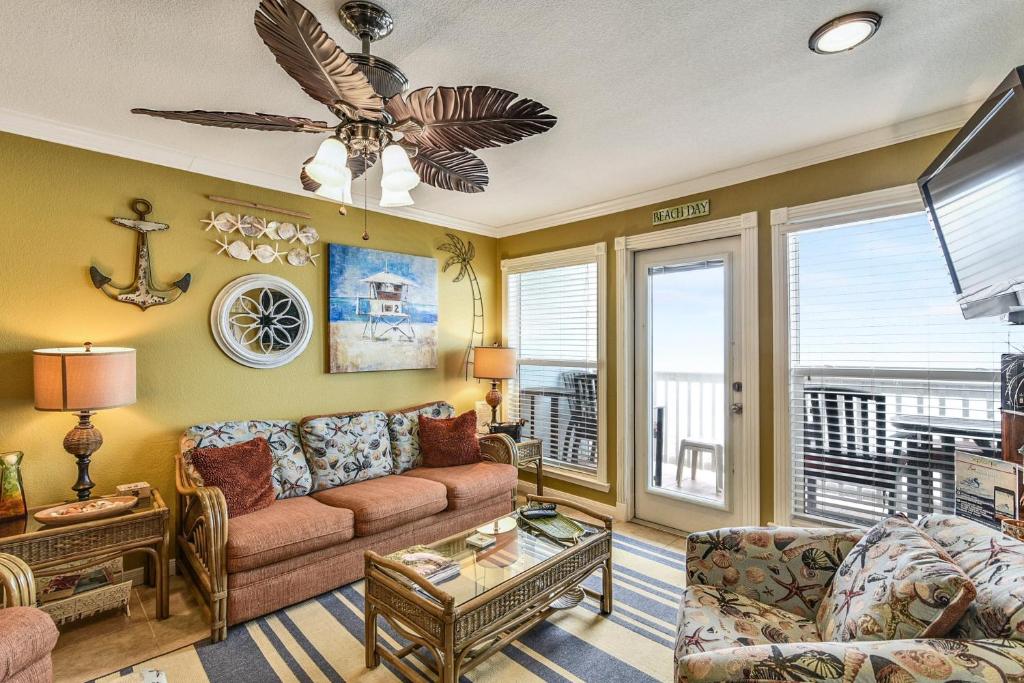 sala de estar con sofá y mesa en Seascape 1209 Condo en Galveston