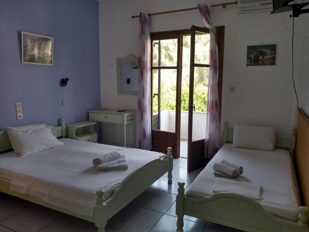 A bed or beds in a room at Haus Pigadi