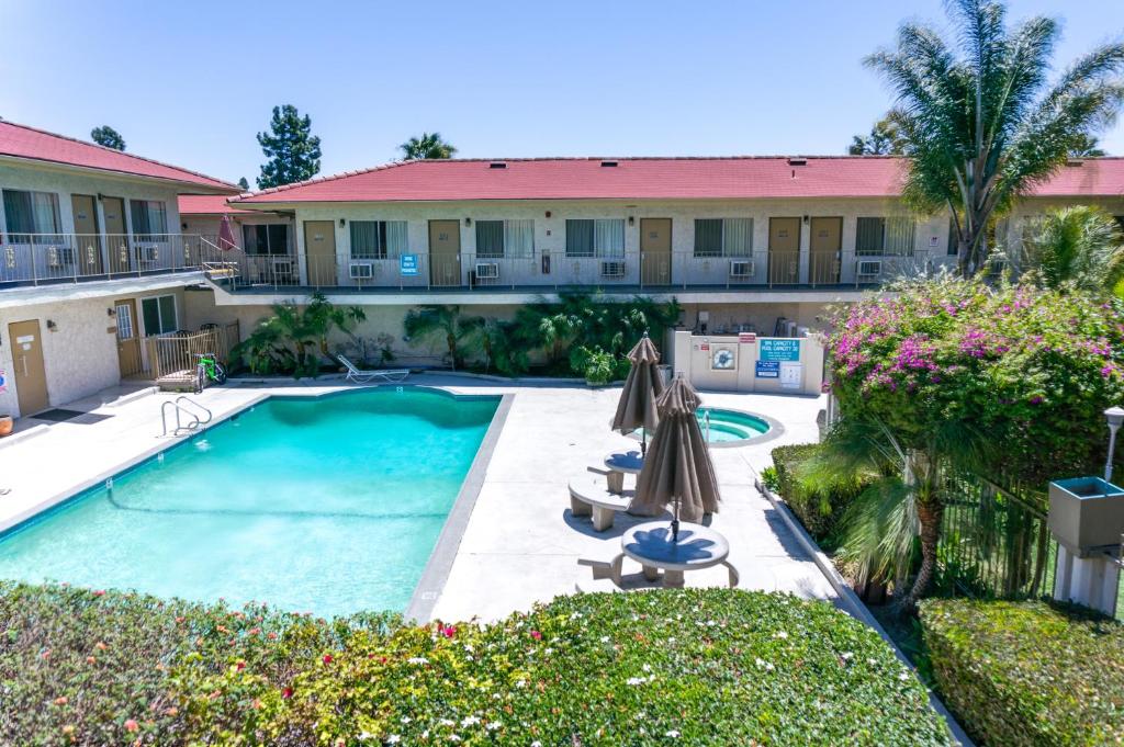 California Suites Hotel photo