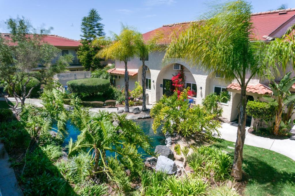 California Suites Hotel photo