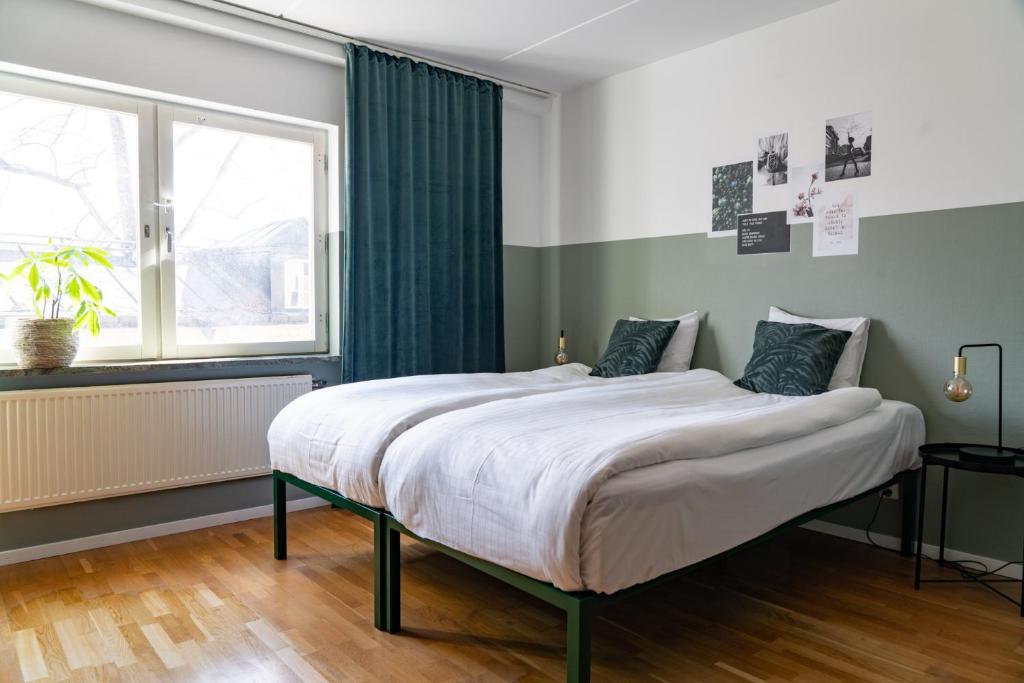 Postel nebo postele na pokoji v ubytování Botanika Uppsala
