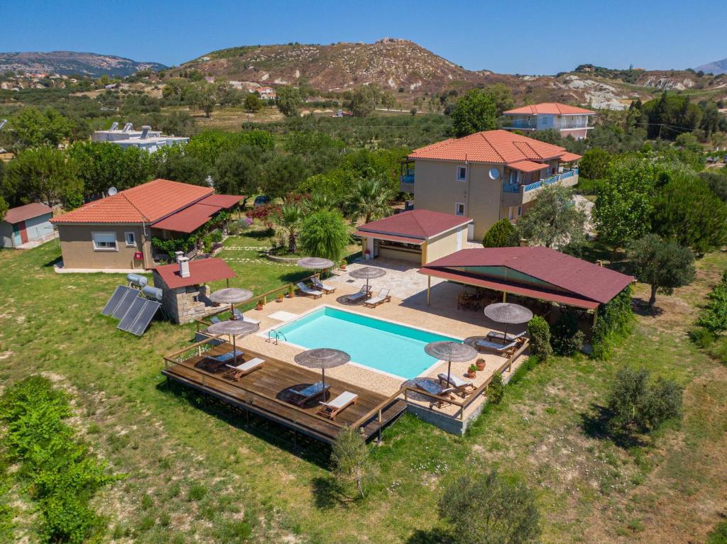 una vista aérea de una casa con piscina en Aggelina's Apartments en Xi