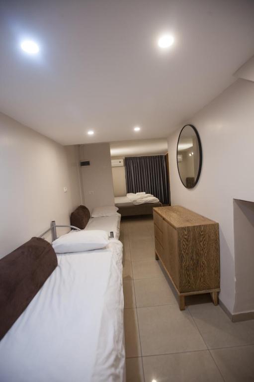 Postel nebo postele na pokoji v ubytování Puy Ahuzat Haosher Hotel