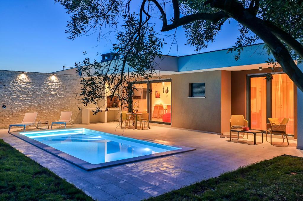 Villa Solis-Modern Villa for a romantic retreat, heated pool