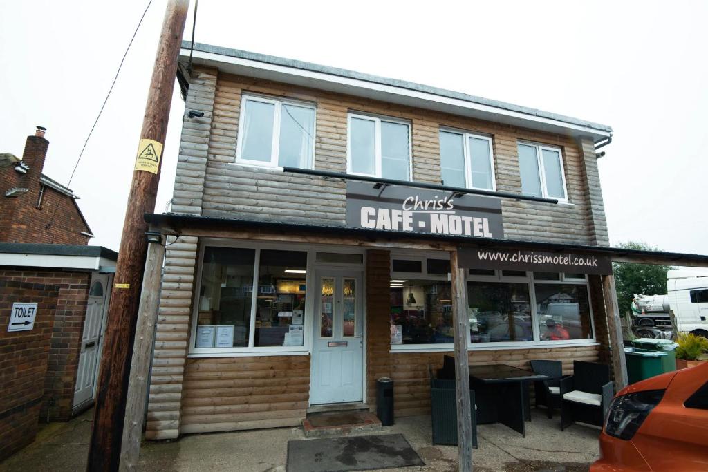 a store with a sign that reads gate motel at Chris's Motel in Stokenchurch