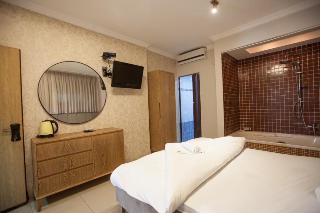 Postel nebo postele na pokoji v ubytování Puy Ahuzat Haosher Hotel