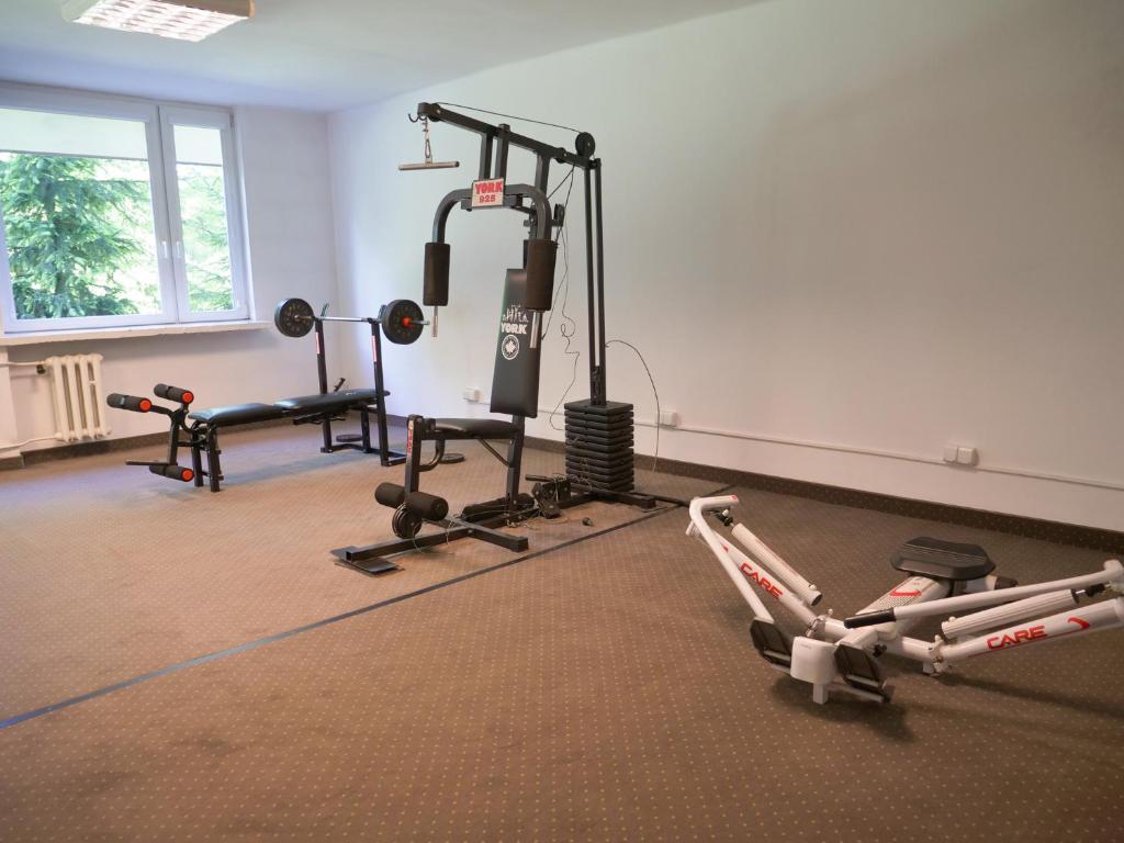 Posilňovňa alebo fitness centrum v ubytovaní CKS Kraków (Centrum Konferencyjno-Szkoleniowe CS Natura Tour)