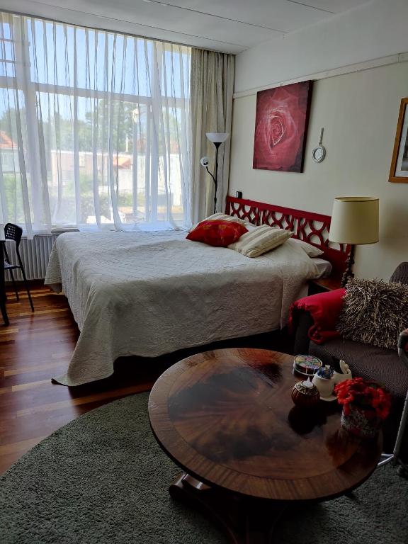een slaapkamer met een bed en een salontafel bij Cosy appartement Wassenaar in Wassenaar