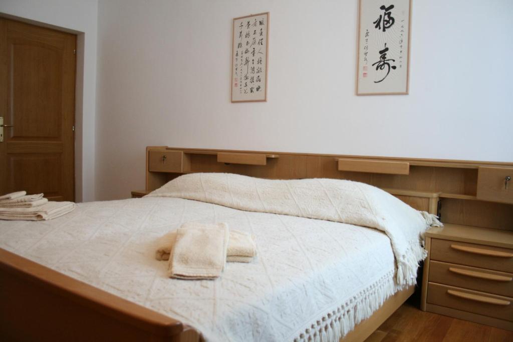 Un dormitorio con una cama con una toalla. en le stanze di Saraswati, en Salorno