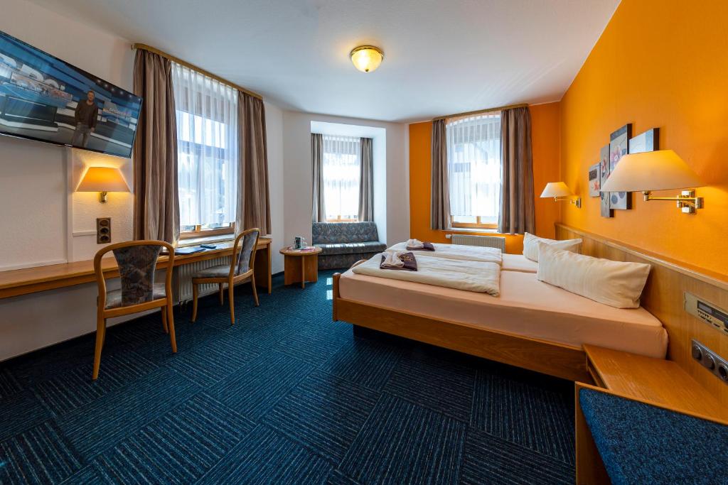Postel nebo postele na pokoji v ubytování Hotel zur Post